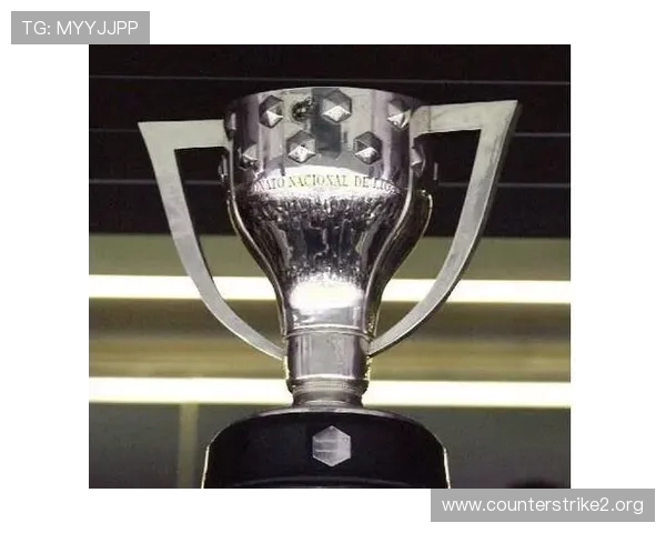 西甲赛后晒奖杯照 留言简短却意味深长 两个字表达球队荣誉与决心